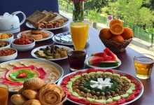 لذت خوردن صبحانه سلف سرویس در فضای باز تهران