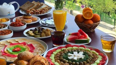 لذت خوردن صبحانه سلف سرویس در فضای باز تهران