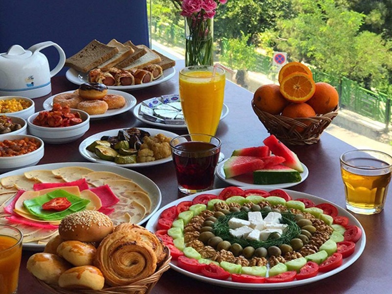 لذت خوردن صبحانه سلف سرویس در فضای باز تهران