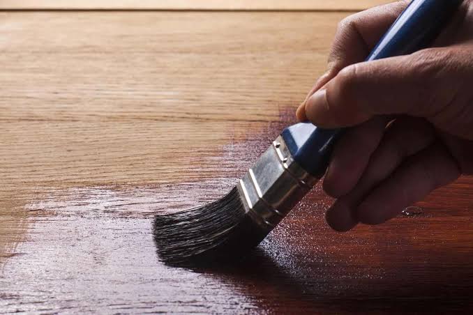 رنگ ترموود ایرانی یا خارجی؟ راهنمای انتخاب برای نما، محوطه و ویلاهای چوبی